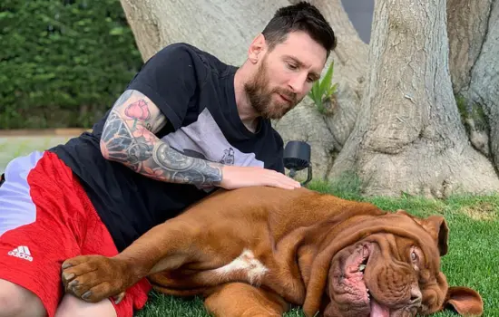 Lionel Messi con un Dogo de Burdeos